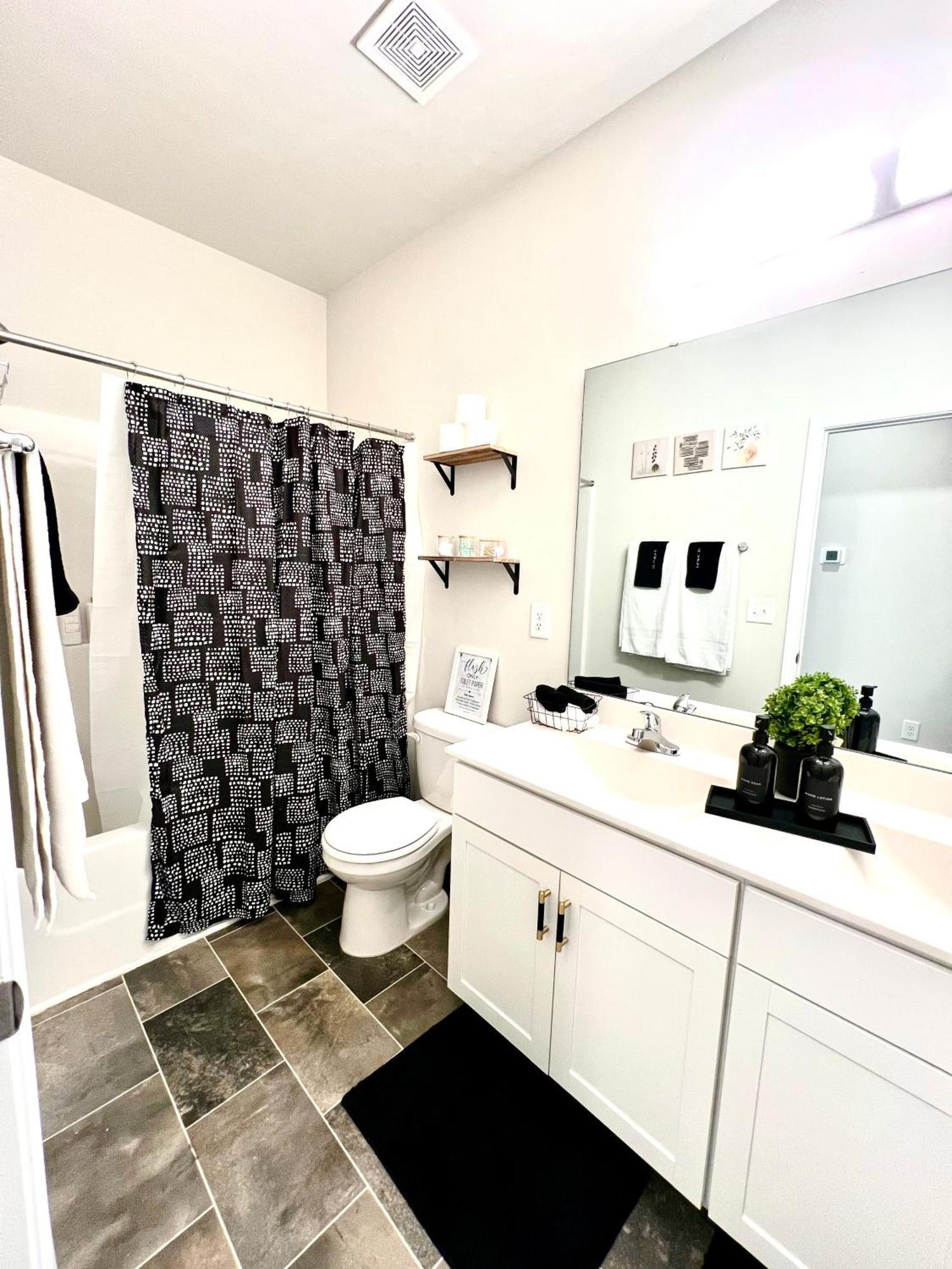 הוילה Raleigh Luxe Family Retreat- 15 Min To Downtown, Kids Gear, Fast Wifi For Wfh, Ev & Pet Friendly מראה חיצוני תמונה
