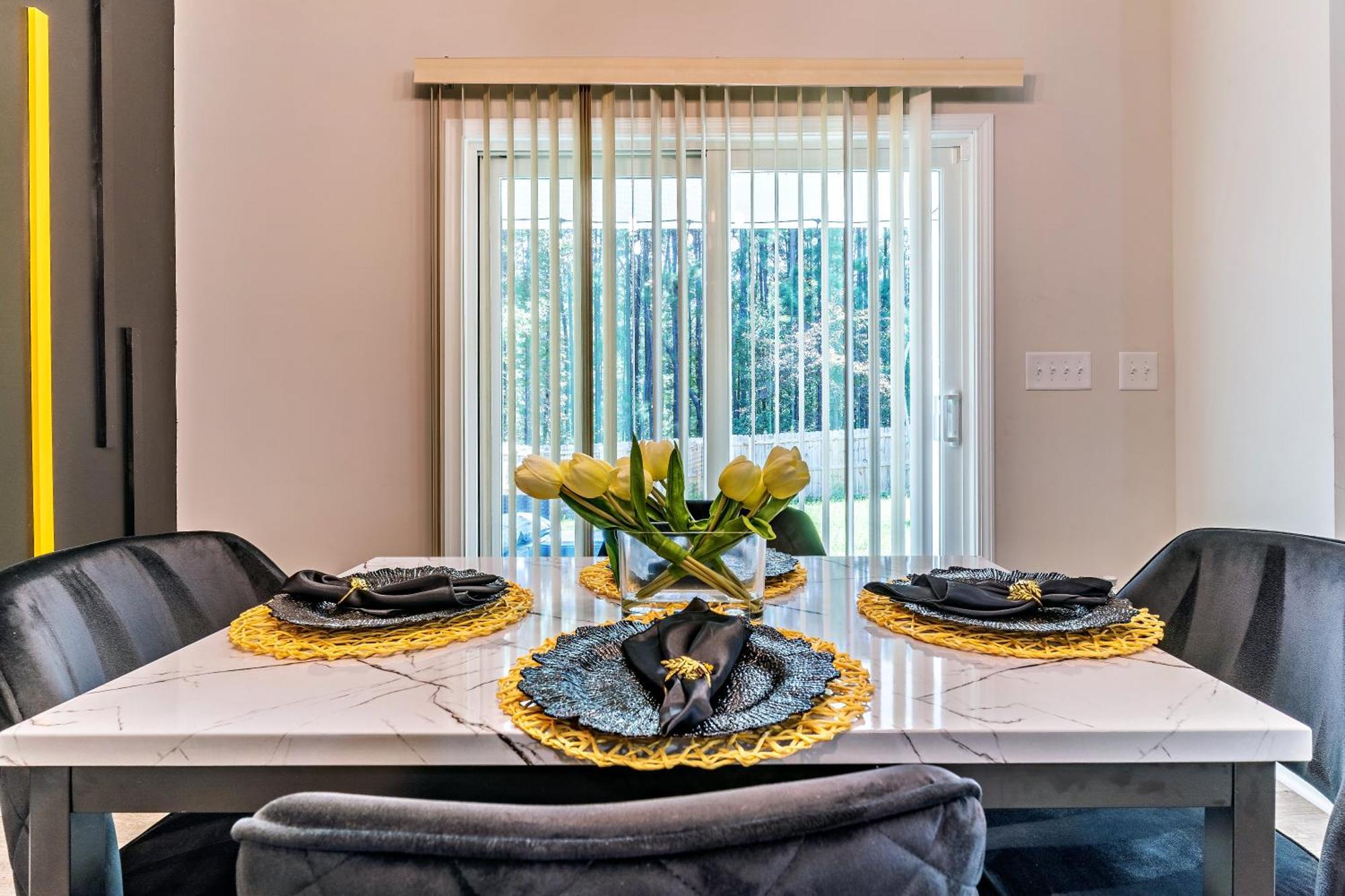 הוילה Raleigh Luxe Family Retreat- 15 Min To Downtown, Kids Gear, Fast Wifi For Wfh, Ev & Pet Friendly מראה חיצוני תמונה